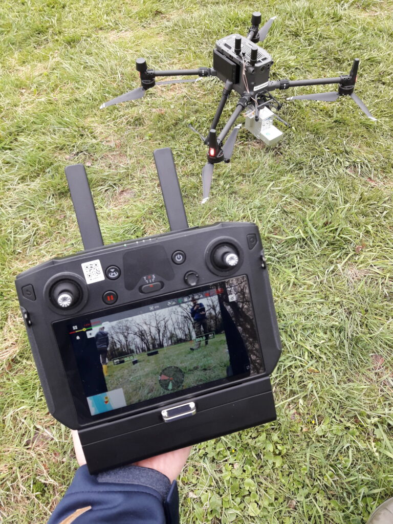 dron i konsola sterująca