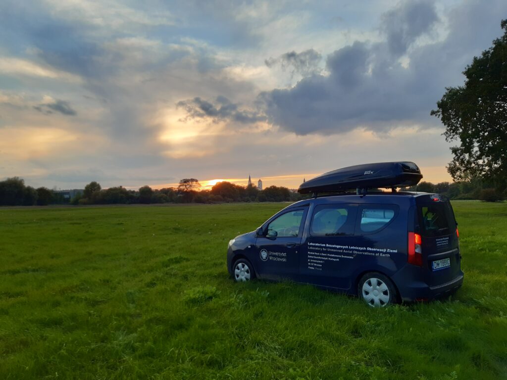 mobilne labolatorium, auto na łące