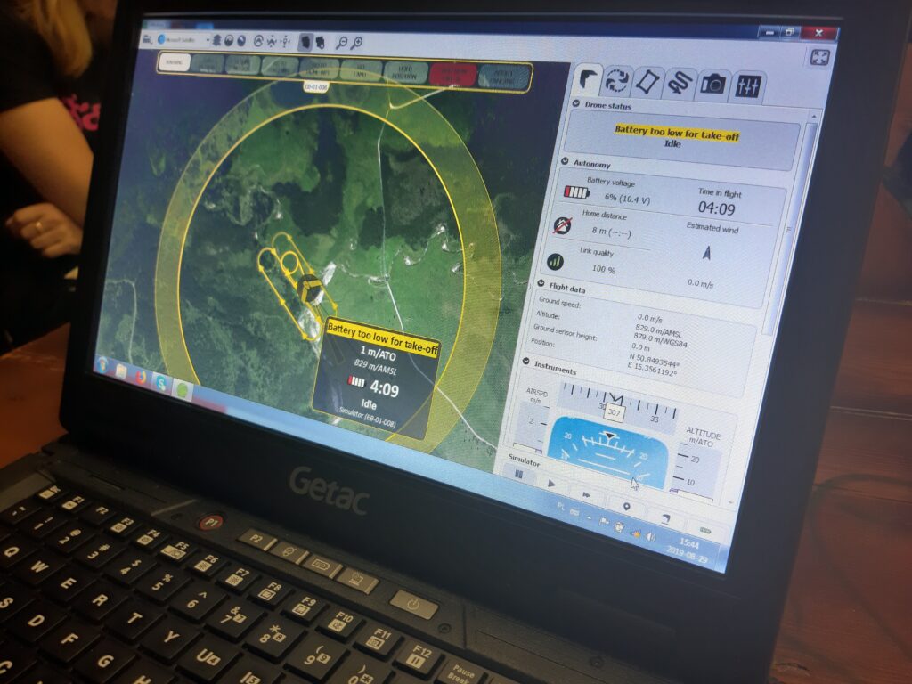 widok laptopa z uruchomioną mapą